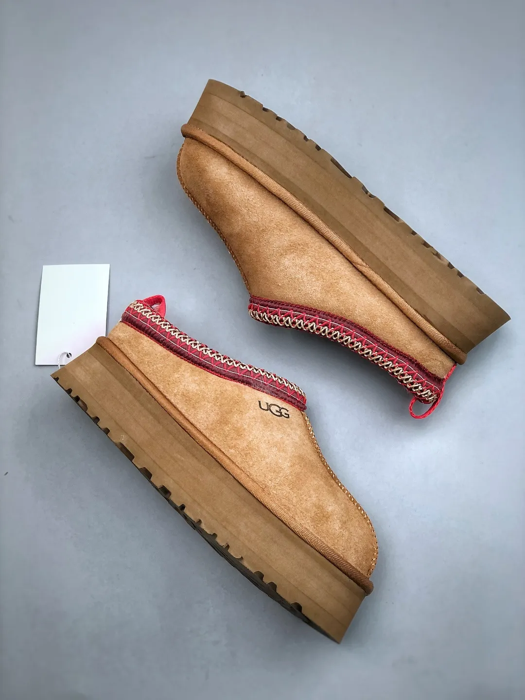 Local self-pickup💰560 supports store placement. The top version on the market. UGG Tazz ethnic style thick-soled women's model. Xiaohongshu's hot model. Produced by a major foreign trade factory in Guangzhou. From toe to insole, genuine sheep fur. Independent outer box packaging. Chip. With waterproof technology. Differentiating from any version on the market. 5cm thick sole. Independently developed original outsole. Cashmere insole. Keep warm when going out in winter. It is a very suitable choice for home use. In the new year, uug has launched a style series, which is partially biased towards the preferences of young consumers. It has also moved to the forefront of fashion trends. Shoe body material. Water-repellent coated suede upper. 17mm UGGPURE™ implanted wool insole. Lightweight non-slip and comfortable rubber outsole. With brand LOGO. With full packaging. Size: 35-40